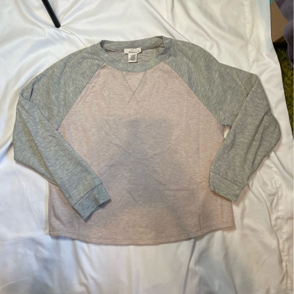 URBAND Romantics size medium pink and gray crew sweater